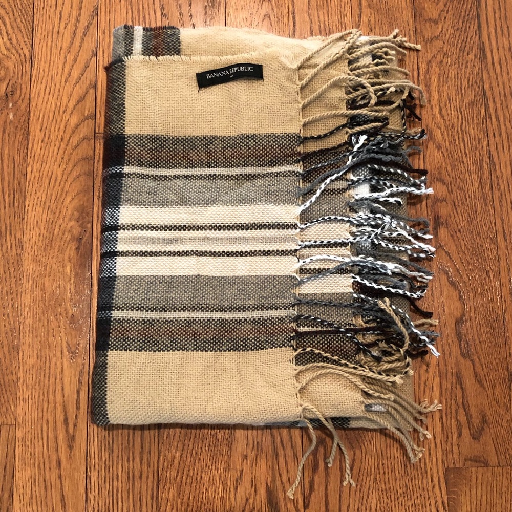 NWOT! Banana Republic Plaid Scarf
